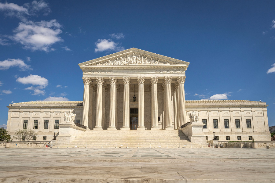 HÌNH 1 Mặt Tây Tòa nhà Tối cao Pháp viện Hoa Kỳ, Washington D.C. Mười sáu cột Corinth bằng cẩm thạch nâng đỡ trán tường; hai bên bậc thang là tượng “Suy tưởng về Công lý” và “Quyền uy của Luật pháp” của James Earle Fraser.